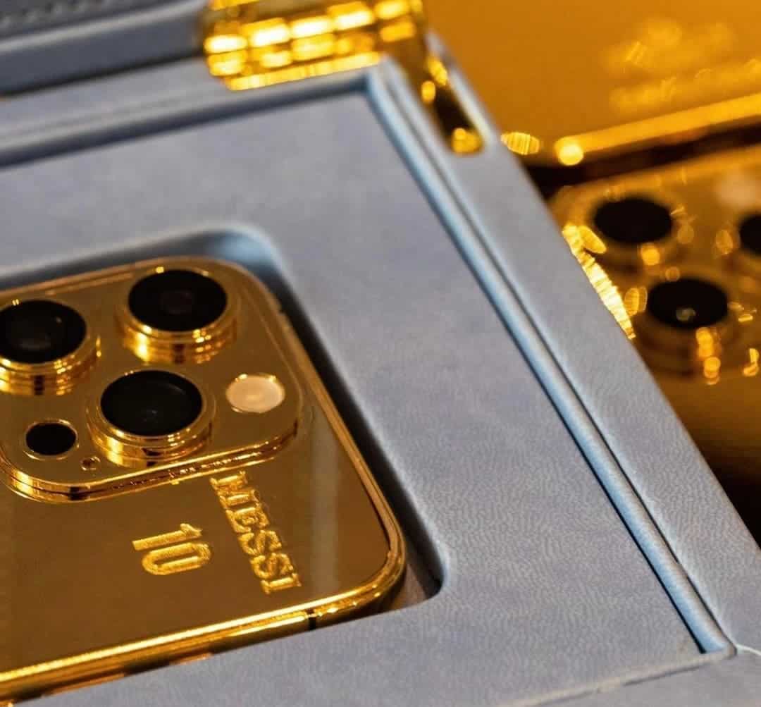 Messi presenta el iPhone 14 dorado